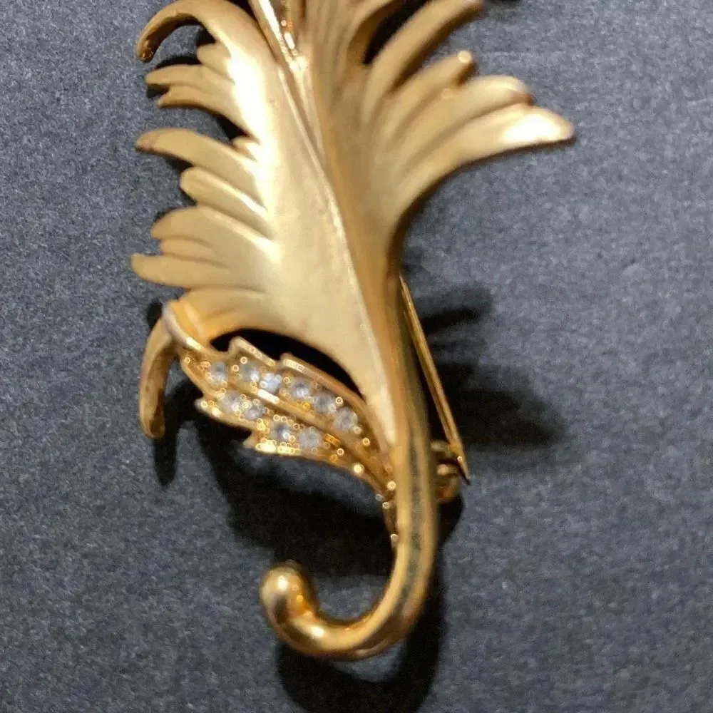 Brooch vintage gold tone leaf with crystals